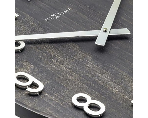 Close-up van een Nextime wandklok met houten structuur, cijfers en wijzers