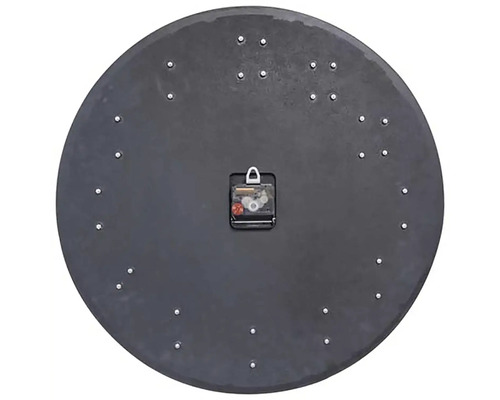 Achterkant van een ronde wandklok met uurwerk