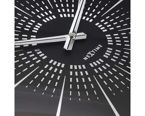 Gedetailleerde weergave van een Nextime wandklok met zilveren wijzers en wijzerplaat