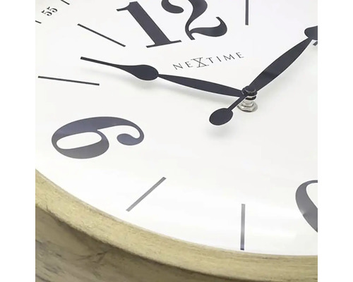 Close-up van een Nextime wandklok met wijzerplaat