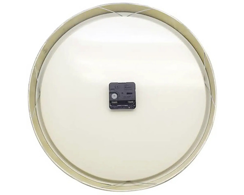 Achterkant van een ronde wandklok met uurwerk