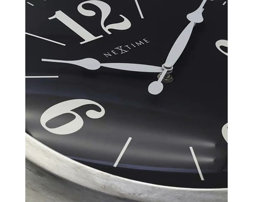 Detailopname van een Nextime wandklok met uur-, minuten- en secondewijzer