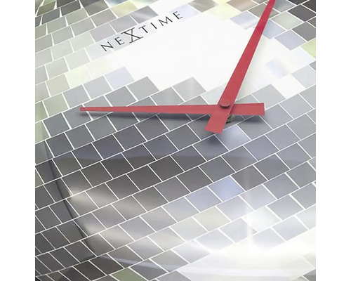 Nextime wandklok met mozaïekpatroon en rode wijzers