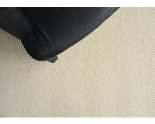 Vloerkleed met visgraatmotief en meubelstuk