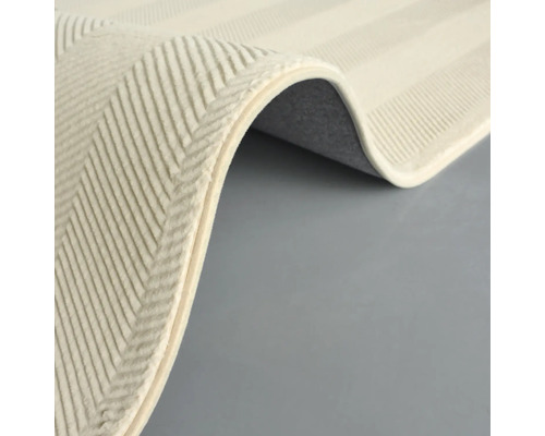 Detailopname van een vloerkleed met streepmotief en geweven oppervlak