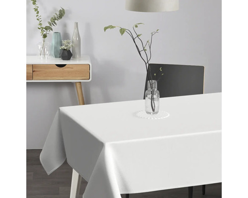 Wit gedekte tafel met tafelkleed in de eetkamer.