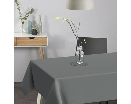 Grijs tafelkleed op een eettafel met decoratie