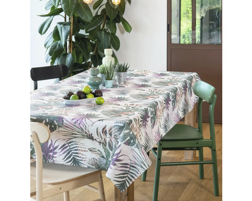 Tafel met tropisch tafelkleed, servies en stoelen in een eetkamer