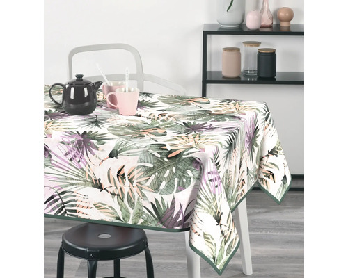 Tafel met tropisch tafelkleed, theepot en kopjes