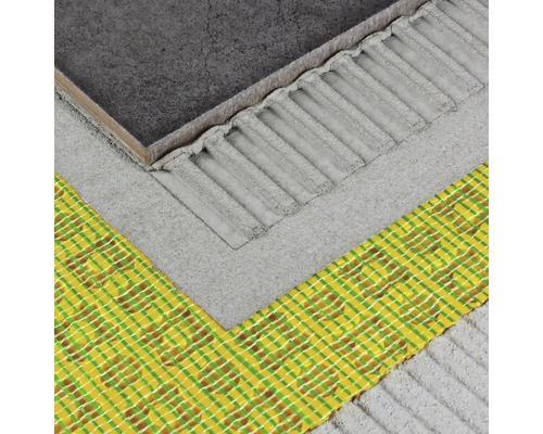 Tegel wordt gelegd met tegellijm en afdichtband