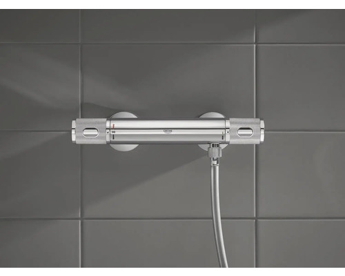 Grohe douchekraan met slang aan grijze muur