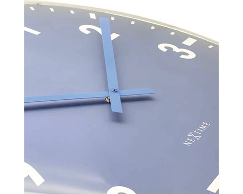 Close-up van een Nextime wandklok met wijzerplaat en wijzers