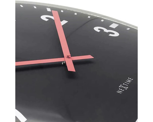 Detailweergave van een Nextime wandklok met uur- en minutenwijzers