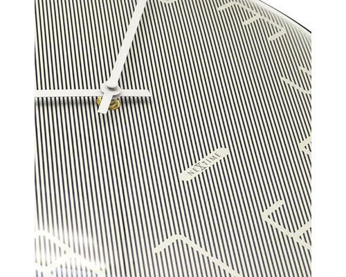 Detailweergave van een Nextime wandklok met streepmotief en tijdsaanduiding