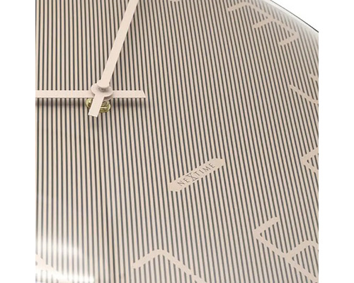 Detailweergave van een Nextime wandklok met wijzers en wijzerplaatontwerp