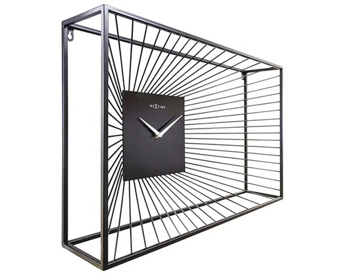 Rechthoekige wandklok met een zwarte wijzerplaat en een metalen frame.
