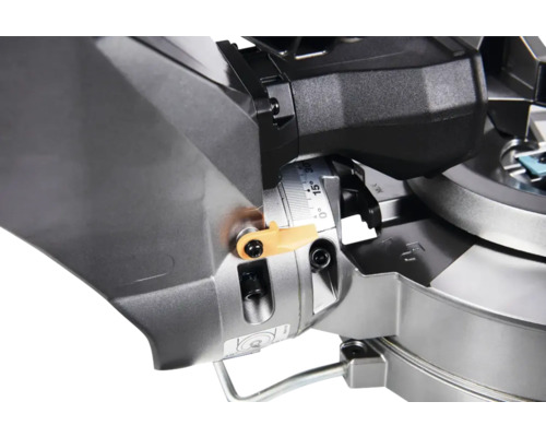 Detailopname van een verstekzaag met hoekinstelling