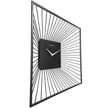 Wandklok met vierkant design en radiale lijnen