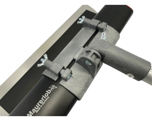 Close-up van een gladde spaan met handvatverlenging voor stucwerk