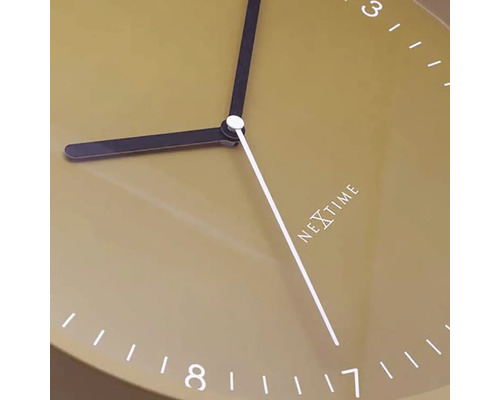 Close-up van een Nextime wandklok met uur-, minuten- en secondewijzer.