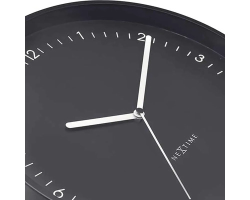 Close-up van een Nextime wandklok met wijzerplaat en wijzers