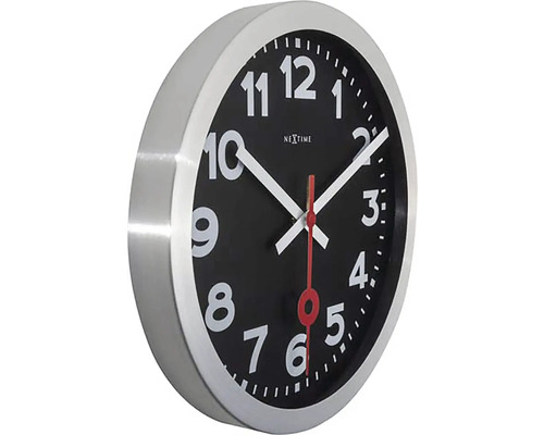 Nextime wandklok met ronde, zilverkleurige rand en wijzerplaat