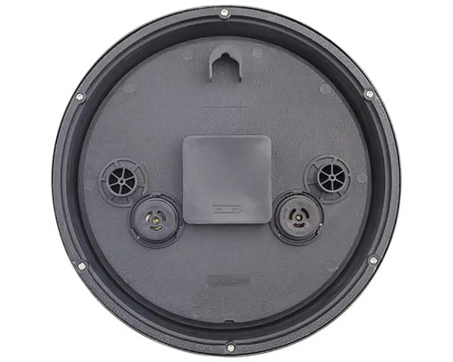 Achterkant van een ronde klok met batterijvak en ophangmechanisme.