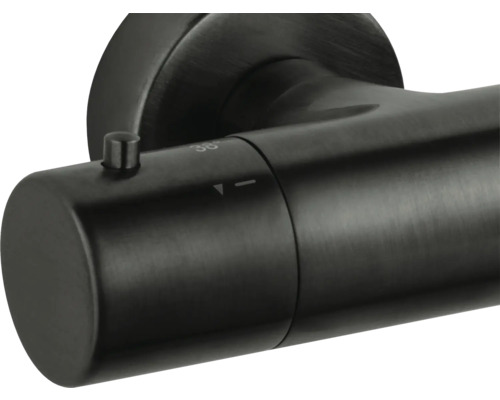 Detailweergave van een thermostatische kraan voor sanitair gebruik.