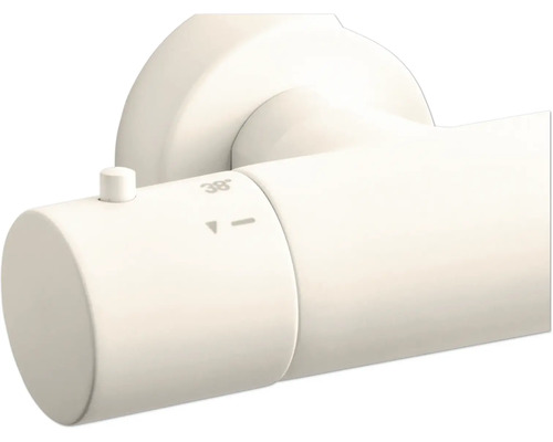 Detailopname van een witte thermostatische mengkraan voor een douche.