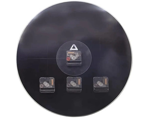 Achterkant van een ronde wandklok met meerdere uurwerken