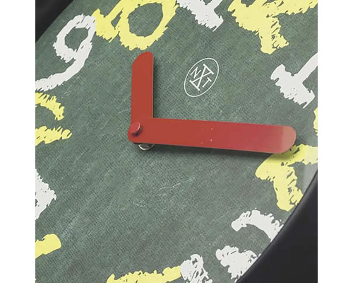 Detailopname van een wandklok met cijferpatroon en wijzers