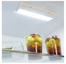 Interieur van een koelkast met ledverlichting en temperatuurregelaar