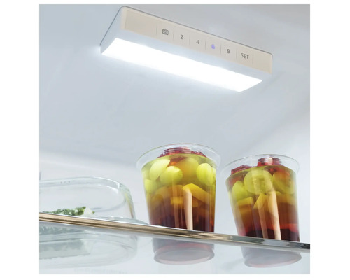 Interieur van een koelkast met ledverlichting en temperatuurregelaar