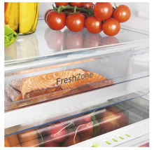 Koelkast interieur met FreshZone, tomaten, vis en groenten