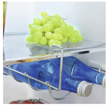 Koelkastinterieur met flessenhouder, drinkflessen en druiven