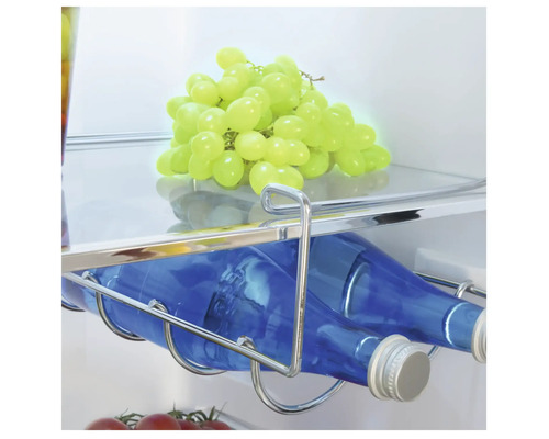 Koelkastinterieur met flessenhouder, drinkflessen en druiven
