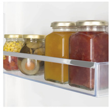 Glazen containers met voedsel op een koelkastplank