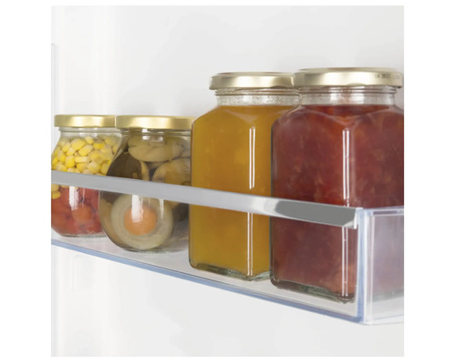 Glazen containers met voedsel op een koelkastplank