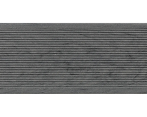 Grijze terrasplank met ribbelstructuur.