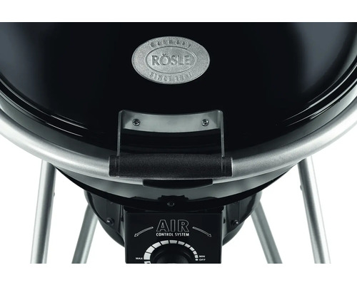 Detailaanzicht van een bolvormige barbecue met temperatuurregelaar en Rösle logo