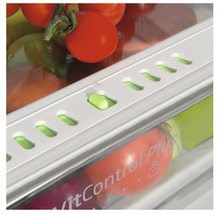 Groentelade in koelkast met tomaten en VitControl Plus