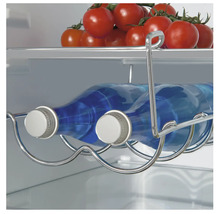 Flessenrek in koelkast met waterflessen en tomaten