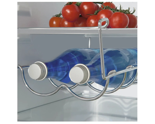 Flessenrek in koelkast met waterflessen en tomaten