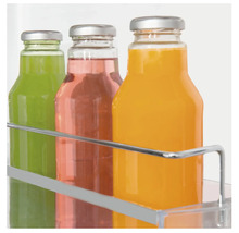 Drie glazen flessen met drank in de schap