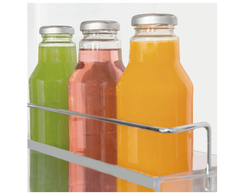 Drie glazen flessen met drank in de schap