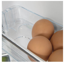 Eieren in een doorzichtige eierhouder in de koelkast