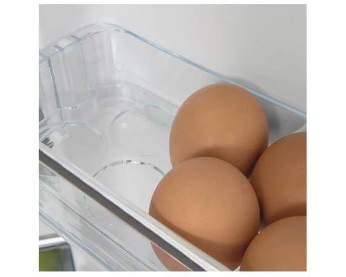 Eieren in een doorzichtige eierhouder in de koelkast