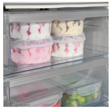 Gevulde voorraaddozen in een koelkastplank