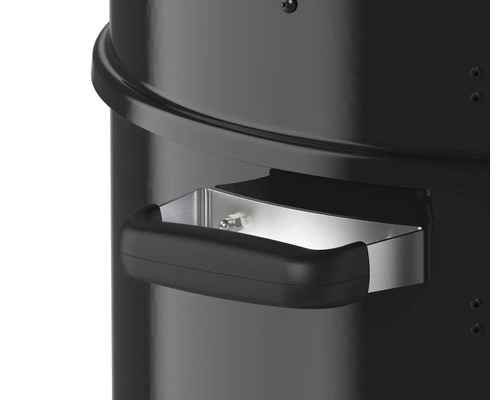 Detailweergave van een zwarte kogelbarbecue met handvat en lade