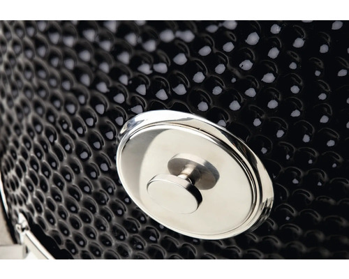 Detailopname van een keramische barbecue met metalen elementen